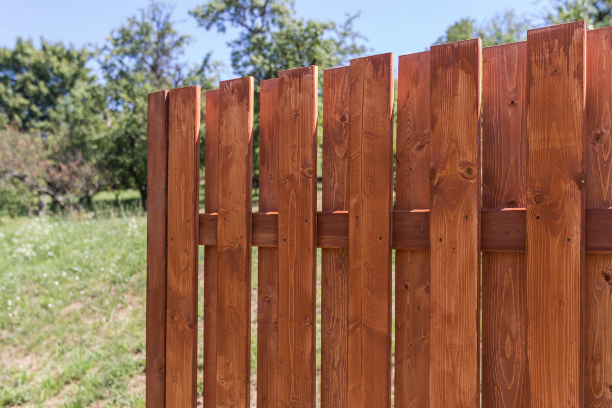 oboustranny dreveny plot