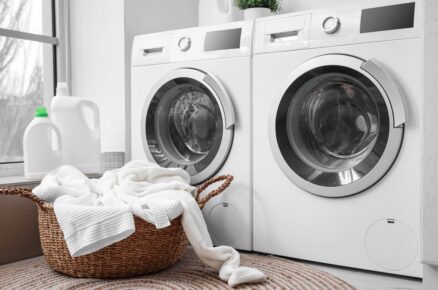 Koš špinavého prádla vedle pračky