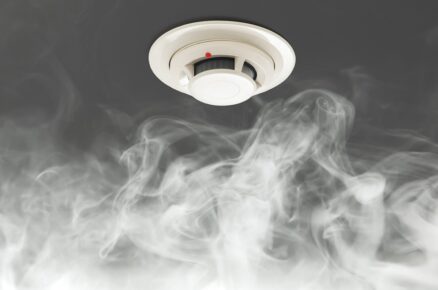 detektor kouře na stropě, požární alarm v akci