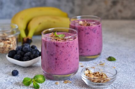 Smoothie obsahuje antioxidanty a vlákninu, které podporují zdraví střev.