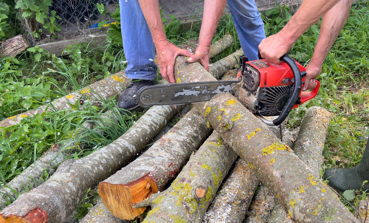 Pokud řežete na pevném podkladu, podložte si ho vhodným kusem dřeva, abyste předešli kontaktu s betonem nebo kovovými konstrukcemi.