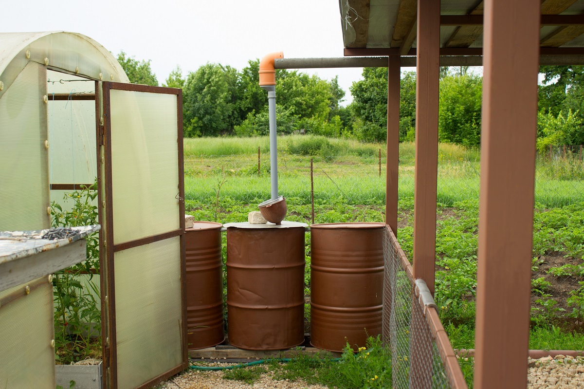 Nejčastějším způsobem je instalace dešťových svodů a nádrží.