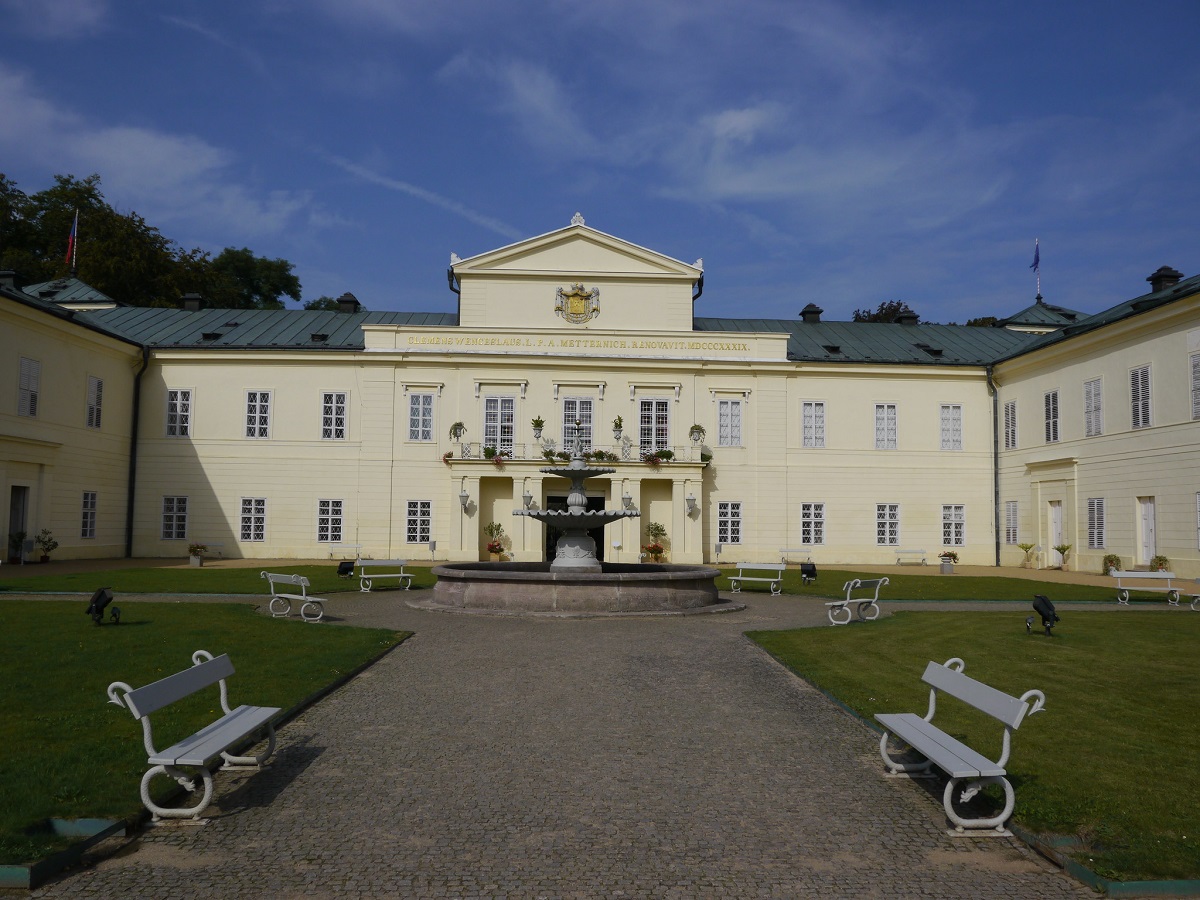 Sice si s českým národem moc nerozuměl, v Čechách ale měl Metternich svůj rodinný majetek. Třeba zámek Kynžvart, kde zřejmě jako první vysadil rostliny bolševníku.