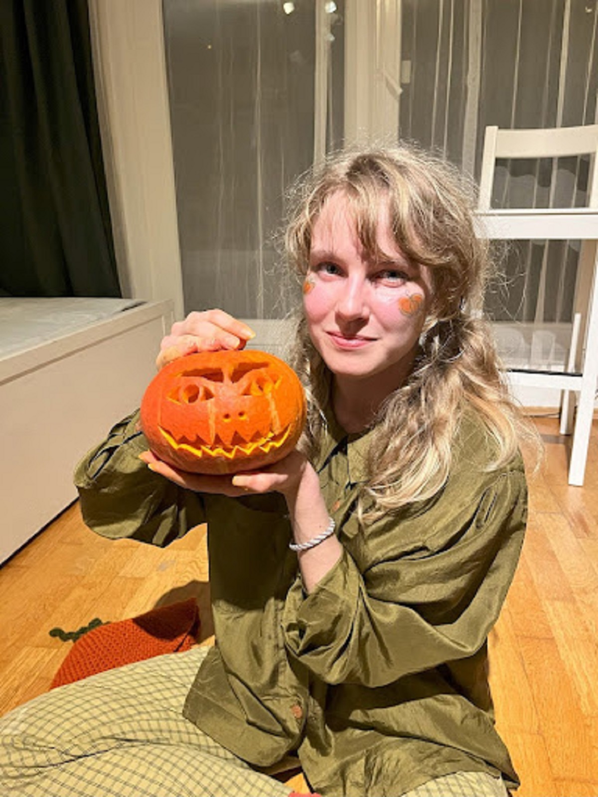 Vytváření halloweenských dýní je zábava