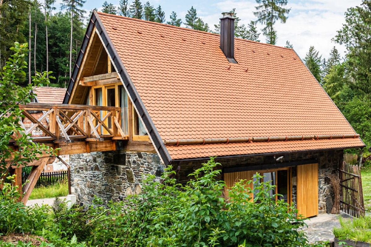 Zchátralá stavba hluboko v lese