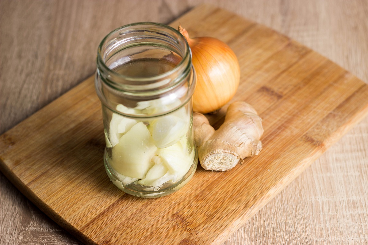 Cibulový sirup proti kašli býval osvědčeným receptem našich babiček.