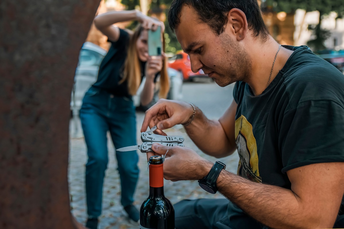 Jednou z možností, s níž můžete otevřít víno i bez otvíráku, je nůž. 